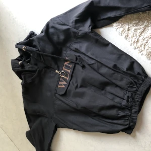 Hoddie  - Hoddie i prassel modell. As snygg att ha som jacka över en annan hoddie. Storlek 42 men är mer som S-M 