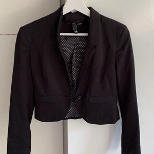 Svart Kavaj  - Svart Kavaj från HM, storlek 36 passar mig som burkar ha XS & S 