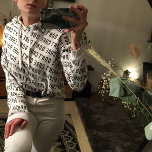 Hoodie från NEW YORKER  - Hoodie köppt på NEW YORKER😊 storlek S men passar en M med💞 sjukt fin med texten ”don’t care” på. Hör av er för frågor eller fler bilder💗