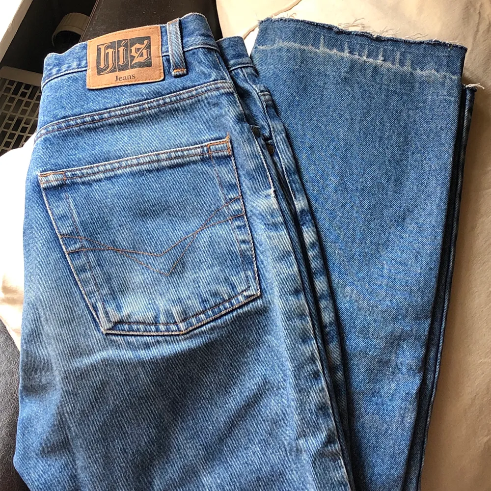 Säljer dessa skitsnygga jeans med så fin passform då de tyvärr inte kommer till användning, de går rakt ner och har en snygg kant! Det står ingen storlek i men jag är s och de sitter jättebra! Jag är 173cm . Jeans & Byxor.
