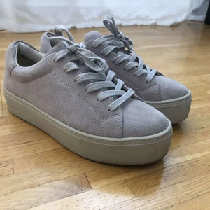 Gråa sneakers  - Gråa sneakers i mocca. Storlek 35 men stora i storleken då de passar mig som har 36. Väldigt lite använda så fint skick. Nypris: 615kr  :)