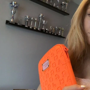 Marc Jacobs fodral till iPad.  - Det är i väldigt bra skick, inga tydliga fläckar och endast använts ett par få gånger ❤️ Köparen står för frakt. 