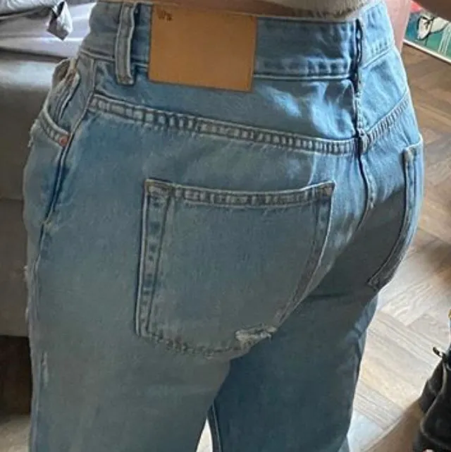 (Lånade bilder) Snygga jeans från Zara. Storlek 38 men sitter snyggt oversized på en 34 också!! Säljer för 200kr eller buda!💞. Jeans & Byxor.