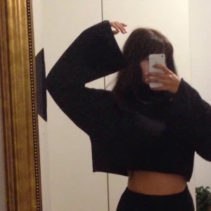 Stickad tröja - Svart, croppad, stickad tröja med vida ärmar. Skitsnygg med högmidjade jeans!