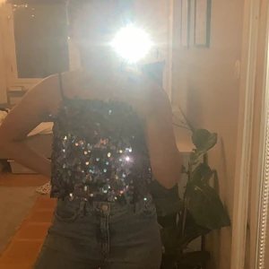 Paljett topp! - Paljett topp från forever 21! Super fin men har tyvär aldrig kommit till användning. Köparen står för frakt! 