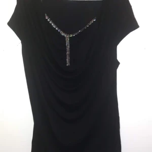 Damkläder - Varumärke: BodyFlirt Vara: 1st Tröja  Färg: Svart Storlek: 44/46 Pris:20kr Frakt:44kr tele:0790405622.