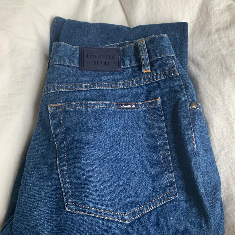 Lacoste jeans i superbra skick, använda 2 gånger! Jag är 1.73 men den är för korta för mig . Jeans & Byxor.