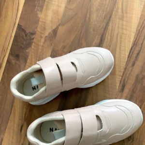 Sneakers - Fina oanvända sneakers från nakd. Storlek 36 men jag tycker de även passar 37