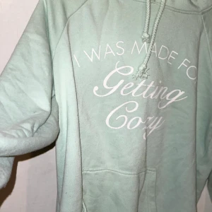 Huvtröja - Super mysig huvtröja som jag älskar att ha på inomhus när de är kallt. Är tyvärr lite nopprig och har 2 märken sen förr. Super mysig annars och finaste färgen. ( frakt tillkommer )