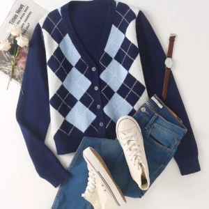 SHEIN kofta medium, liten i storlek💕 - Shein kofta som jag råkade köpa 2av, har aldrig öppnats och är kvar i original förpackningen!💕