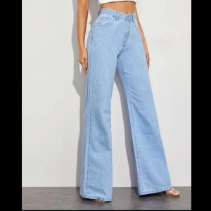 Jeans - Blå jeans i XS men sitter som S,klippt själv eftersom för långa. Är 1,63. Är för små för mig som brukar ha S/M. Köpta för 259kr. Från Shein!✨Många intresserade,så buda! BUDET JUST NU:200+frakt BUDGIVNING SLUTAR IDAG 19.00!