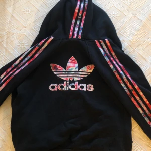 Adidas tröja - Strl xs köpt i Bulgarien