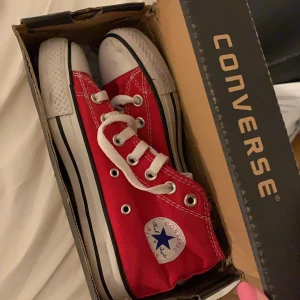 Röda Converse Storlek 36 - Röda Converse i storlek 36. Knappt använda så de är i ganska bra skick!