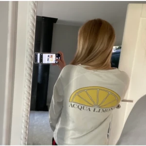 Acqua limon tröja  - Vit acqua limon tröja med gul citron på ryggen🍋💖