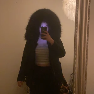 Vinterjacka från DM storlek M - Använd max 3 gånger köptes för 4000kr på Dennis Maglic, superfin & varm! Säljer pga köpte en ny, inget fel på jackan den är så gott som ny! Päls i hela luvan samt hela ryggen! 