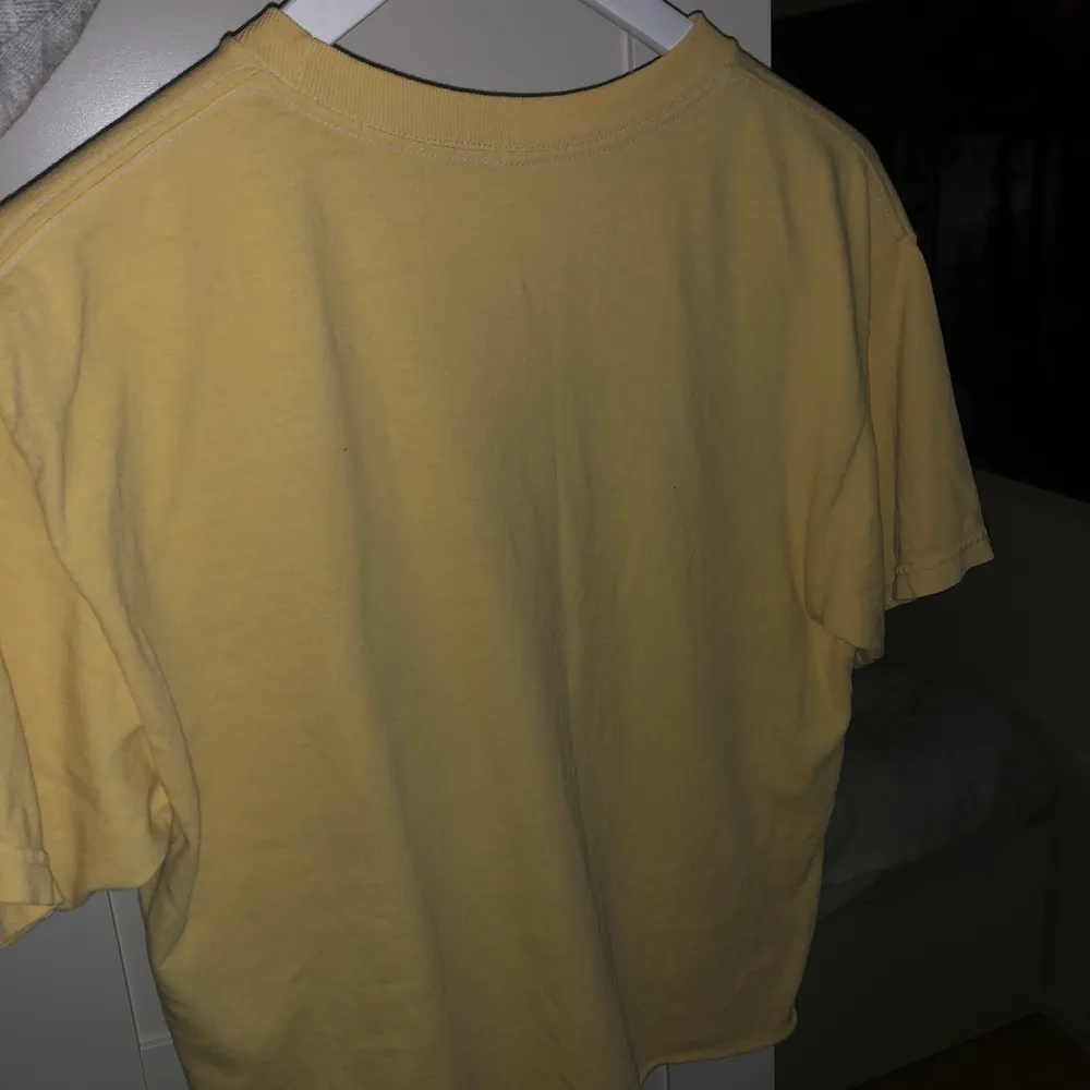 Gul T-Shirt från Brandy Melville. Använt den Max 4 gånger då den inte riktigt är min stil. Det står ”honey” på vänstra sidan. Jättehärlig gul färg! . Skjortor.