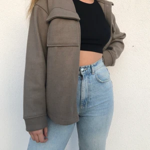 Jacka från Gina  - Knappt använd oversize jacka/kappa från Gina, tror den är helt slutsåld. Prislapp finns kvar då den bara är använd på dessa bilder. Om fler är intresserade blir det budgivning. Storlek S BUD JUST NU: 400kr