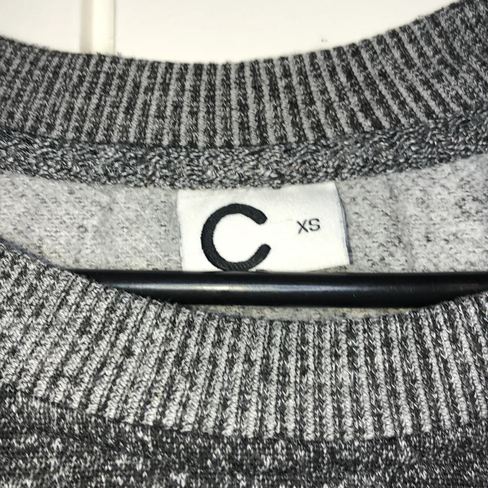 En grå tjocktröja med ett stort M på. Säljs för 60kr + frakt eller mötas upp i Malmö💗. Tröjor & Koftor.
