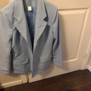 Ljusblå oversized kavaj  - Säljer en jättefin ljusblå kavaj, köpt second hand. Sparsamt använd. Passar S-M. 