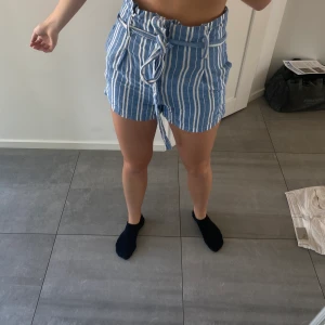Blå och vitrandiga shorts  - Ett par shorts i fin design ifrån BikBok💙💖