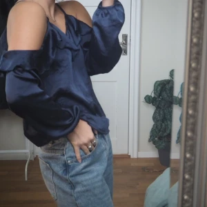 Blus  - Blå blus. Jätte fin. Siden liknande tröja. Kontakta för mer bilder. 