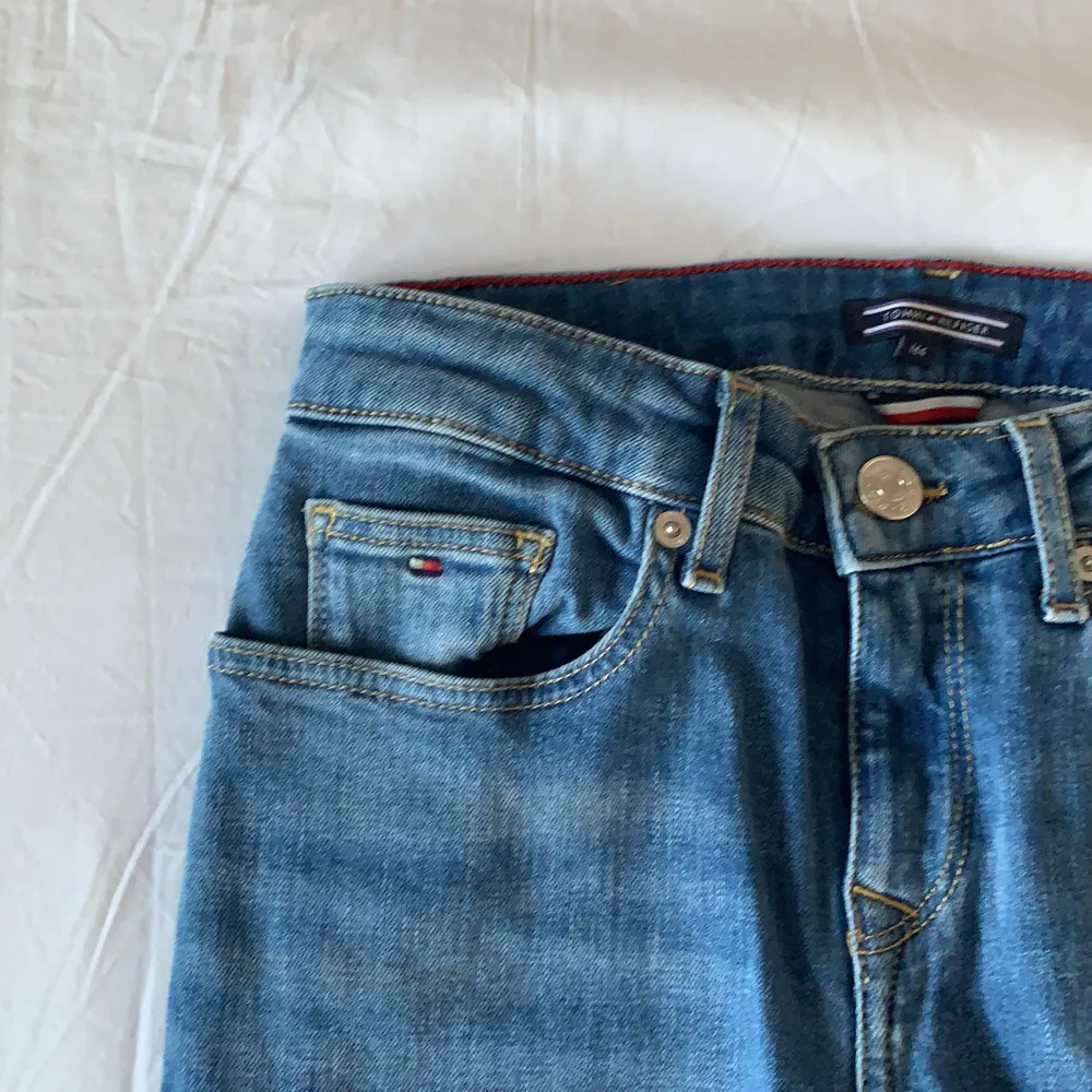 Skinny jeans från Tommy Hilfiger köpta på Kidsbrandstore. Säljer pga för små. Perfekt skick, knappt använda. Jeans & Byxor.