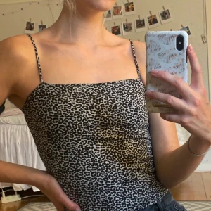 Leopard linne🐆 - Säljer detta linne från Ginatricot med leopardmönster🐆🐆. Använd ett par gånger men är i gott skick! Kontakta mig vid intresse💛 