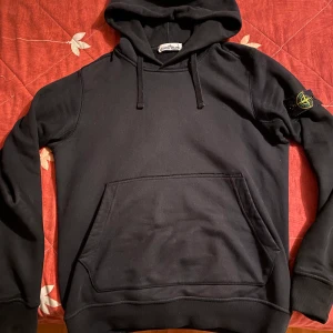 Stone island Hoodie Storlek S - En Stone Island Hoodie som jag köpte förra året, inte alls använt mycket då jag hade viljat ha i M istället. Orginal pris typ 2400kr köptes vid stone island  Stureplan, Priset kan diskuteras.