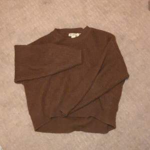 Säljer denna bruna ish stickade tröjan som jag köpte på hm för något år sedan, supermysig nu till hösten!🥰
