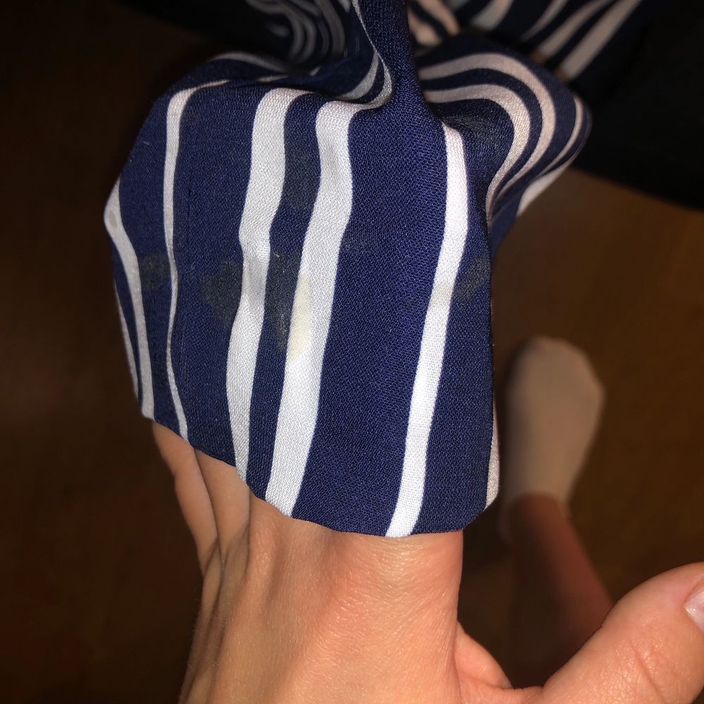 Randiga jätte sköna byxor från vinbok i storlek xs. Säljs pga att jag inte använder de. De har limmats upp för att de var för långa och limmärkerna syns men inget man tänker på eftersom de är vid foten. Det är även därför jag säljer de så pass billigt. . Jeans & Byxor.