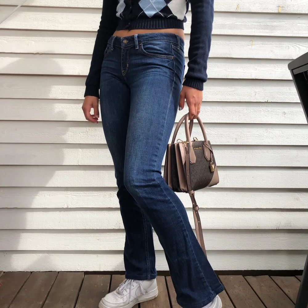 Trendiga vintage bootcutjeans från hollister. Lågmidjade och mörkblåa💕🦋✨. Jeans & Byxor.