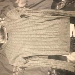 Grå stickad tröja  - Grå stickad tröja gina strl xs 