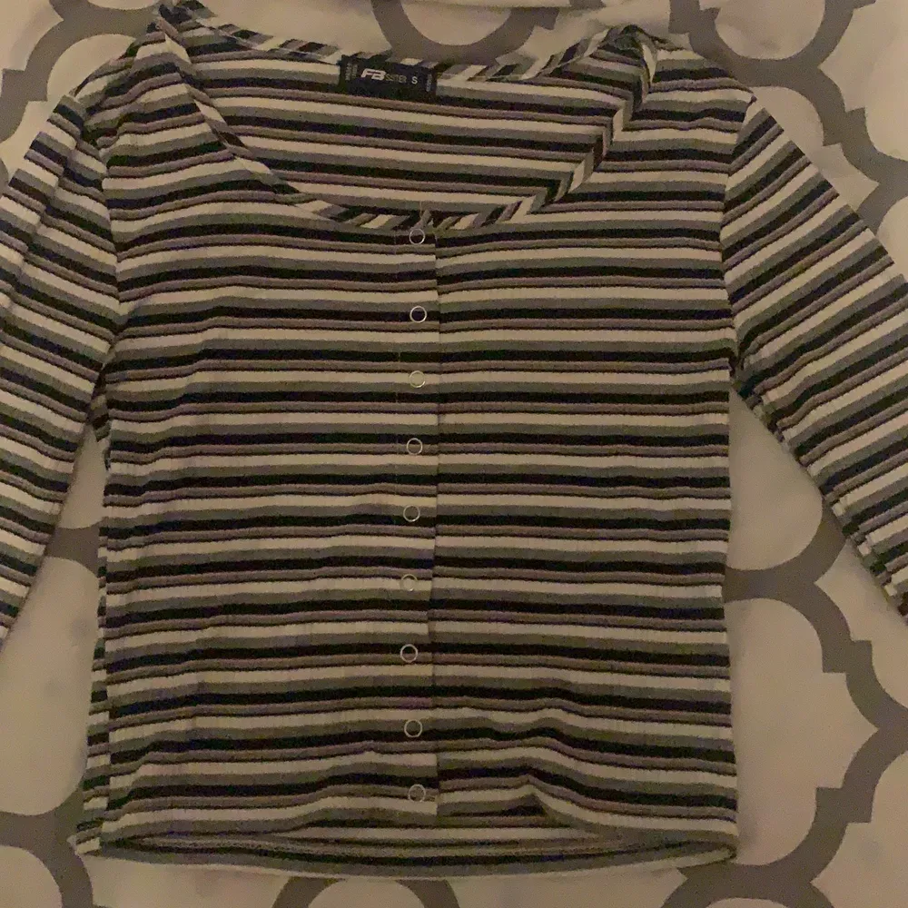 Ribbad tröja från New Yorker svart, vit, grå och rosa randig. Knappar.. Tröjor & Koftor.