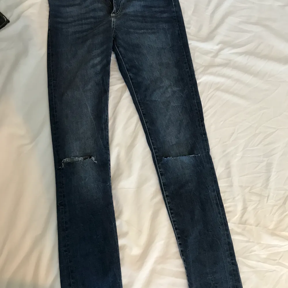 Knappt använda jeans från H&M, skönt material med en slitt på knäna. De är ganska långa i modellen med hög midja, nypris 199kr, du står för frakten🥰. Jeans & Byxor.