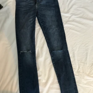 Jeans från H&M, strl 31/34 ≈ M - Knappt använda jeans från H&M, skönt material med en slitt på knäna. De är ganska långa i modellen med hög midja, nypris 199kr, du står för frakten🥰