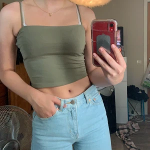 Militär grönt linne från Gina tricot - Detta ganska populära linne från Gina i militärgrönt! Ganska använt men inte i dåligt skick