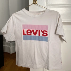 Levi’s T-shirt size s - original price: 450 sek, in new condition, size s but fits bigger