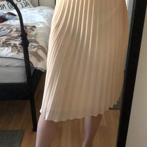 säljer tyvärr världens finaste kjol eftersom den var för stor:// såå bra för sommaren, jättebra material💕🌸🧚🏻‍♀️ GRATIS FRAKT 💕💕 (lite ”mildare” färg irl)