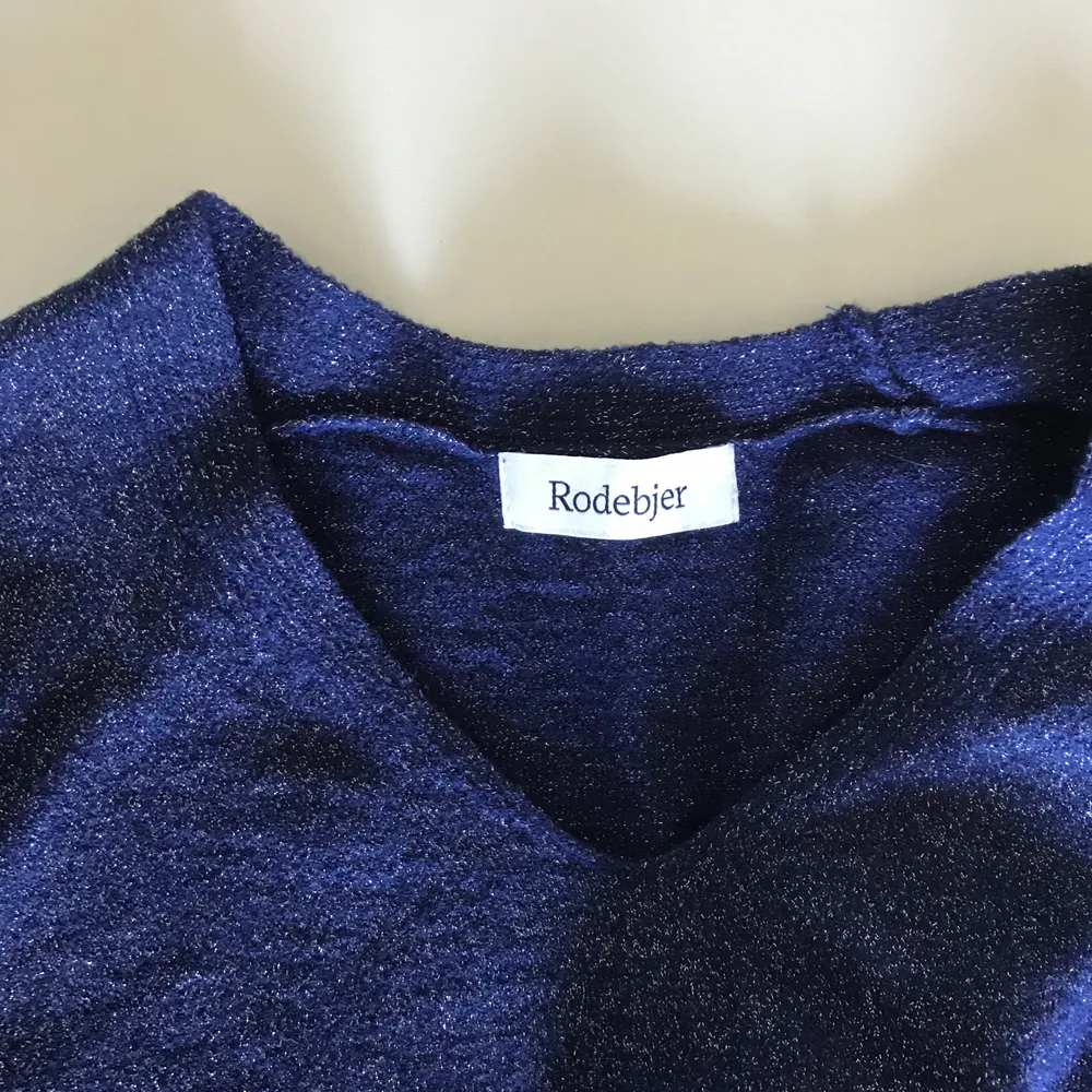 Superfin stickad tröja från Rodebjer som tyvärr är lite för liten för mig. I jättefint skick. Kan mötas i Stockholm eller frakta, köparen står för frakten, 63 kronor 🎀. Tröjor & Koftor.