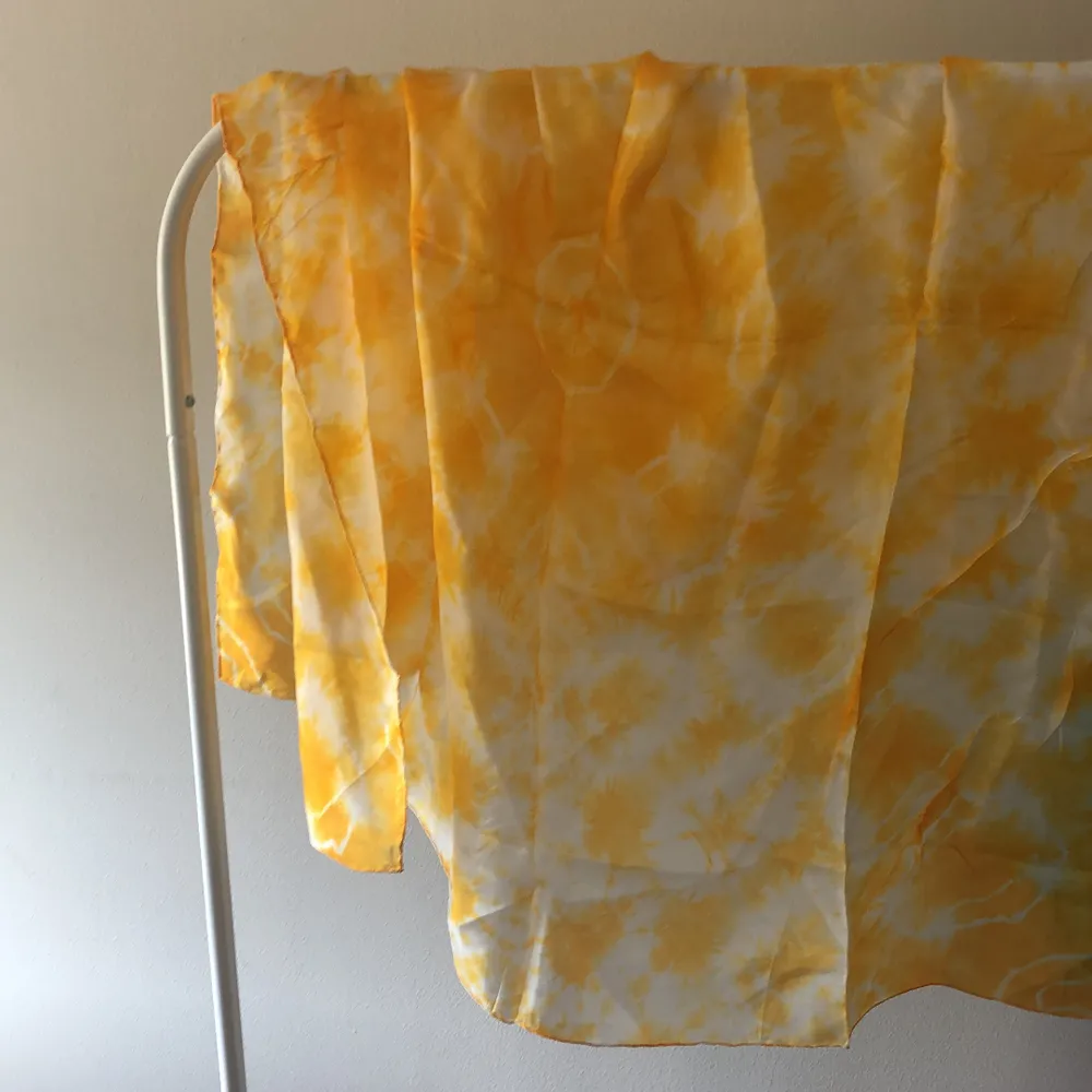 Superfin och helt ny silkes sjal i tie due mönster! Den är av äkta silke 100% och handgjord i en silkes butik i kina! Den är så fin och är perfekt till vad som är trendigt nu! Vid flera intresserade buda i kommentarena! Startbud 200kr!. Accessoarer.