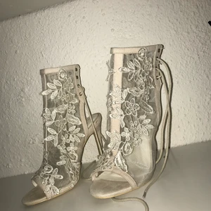 NLY HEELS - Snygga klackskor i en snygg beige färg, köpte ifrån nelly för 3 år sedan, använda under en kväll, köparen står för frakten