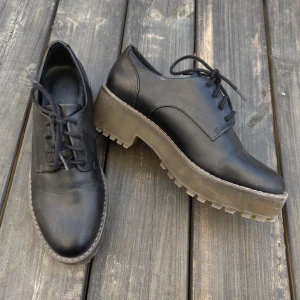 Svincoola platåskor - Monkis "chunky heel derby shoes", inköpspris 400 kronor. Storlek 38. Nyskick! Använda ett fåtal gånger. Frakt tillkommer. Jag är öppen för byten 🥰