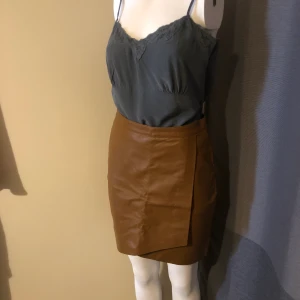 Beige Skinnkjol - Beige skinnkjol i storlek S från märket Sara Kelly. Oanvänd. Har en även i svart.