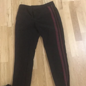 Kostymbyxor - Svarta kostymbyxor från Kappahl storlek 36! Med streck! 