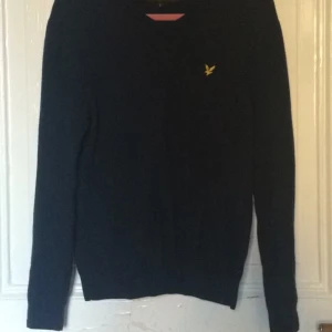  - Lyle & Scott pullover.