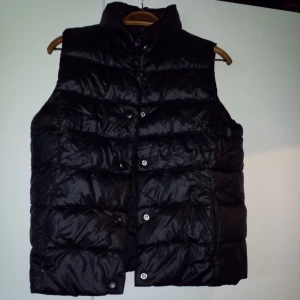 Svart jackväst - Varm utomhusväst i barnstorlek 152, passar xs