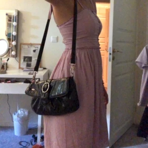 Jättefin handväska - Köpt här på Plick men är i bra skick. Går att ha längre som på bil 1 och kortare som på bild 2. Bra utrymme och dragkedjefack 💓💓