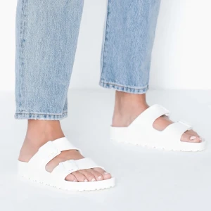 Birkenstocks - Jättefina birkenstocks som tyvärr inte passar mig. Endast använt ett fåtal gånger så i jättefint skick! Har en liten orange fläck och texten i är lite avskavt men det syns i när man har på sig dom. Möts helst upp i Göteborg, annars står köpare för frakten