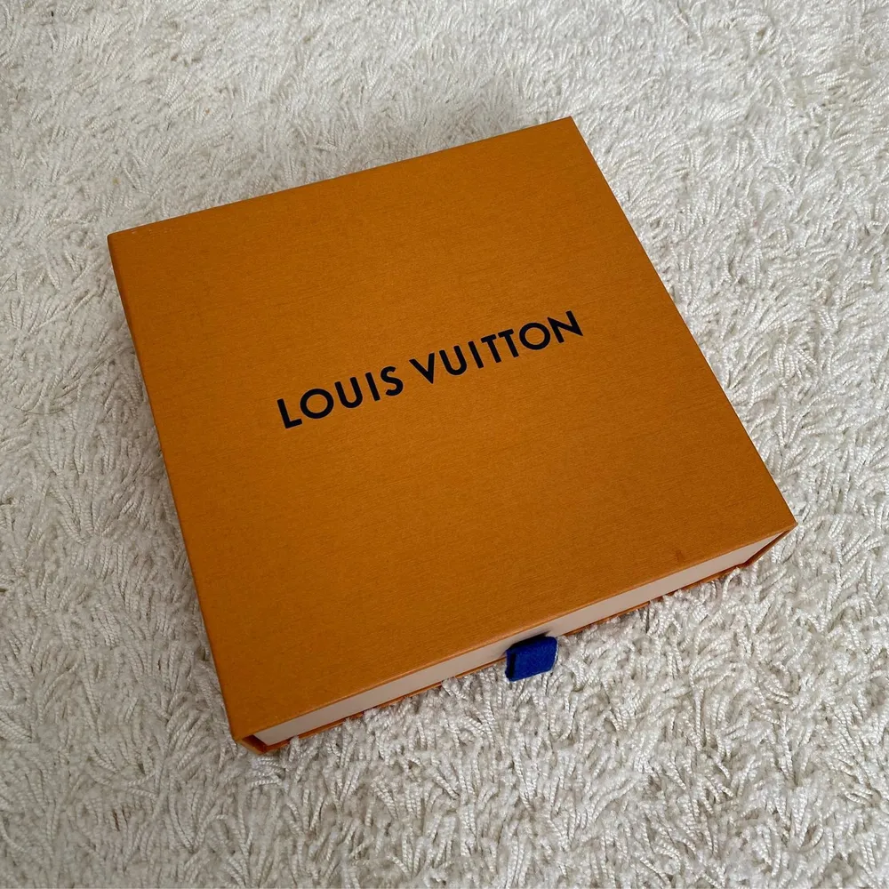 Mini louis Vuitton väska i ny ski k då den aldrig kommit till användning, inget kvitto då jag fick den som present. Ge prisförslag eller så lägger jag ett pris här nedan så kan vi diskutera om de:). Väskor.