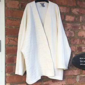 Vit tröja / kofta  - Mjuk och fin, som ny! Passar även dem med mindre storlek 🤍